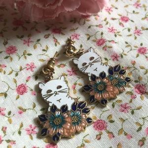 *3 for $20!* Vintage kitten enamel earrings ☁️